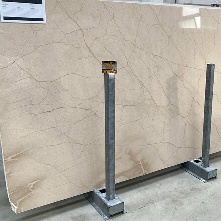 Kamenná deska béžového mramoru Zecevo s jemnou kresbou Kamenná deska béžového mramoru Zecevo s jemnou kresbou