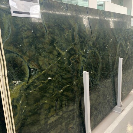 Kamenná deska přírodního kamene Vitoria Regia - zelená žula s výraznou kresbou Kamenná deska přírodního kamene Vitoria Regia - zelená žula s výraznou kresbou