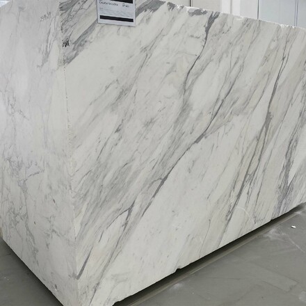 Velkoformátový přírodní kámen - bílý mramor CALACATTA EXTRA, ideální materiál pro obklady stěn, vnitřní parapety, dlažby obklady koupelen nebo stolové desky. Kamenictví TONE OF STONE