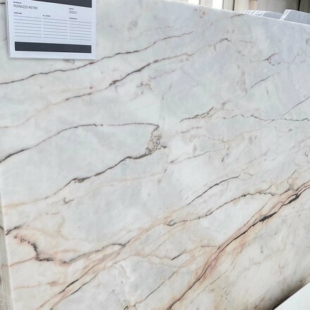 Kamenná deska bílého mramoru Paonazzo Retro se zlatým žilkováním