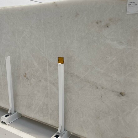 Deska kvarcitu Diamond White. Zakázkové kamenictví TONE OF STONE