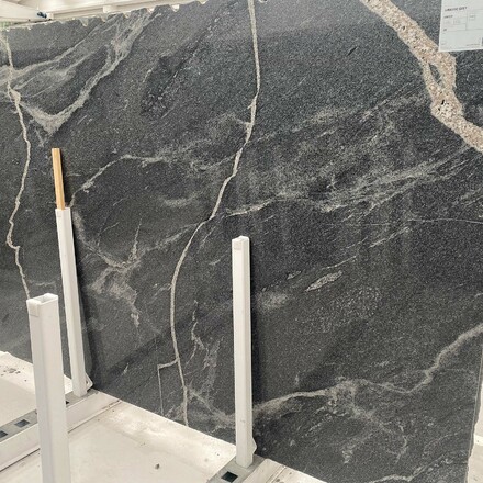 Kamenná deska žuly Jurassic Grey v šedé barvě s bílým žilkováním Kamenná deska žuly Jurassic Grey v šedé barvě s bílým žilkováním