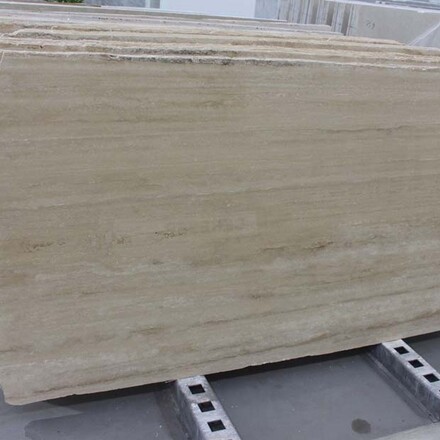 Deska přírodního kamene Travertino Romano Classico. Zakázkové kamenictví TONE OF STONE