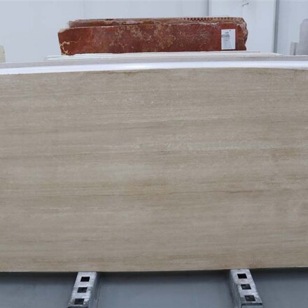 Deska přírodního kamene Travertino Romano Classico. Zakázkové kamenictví TONE OF STONE