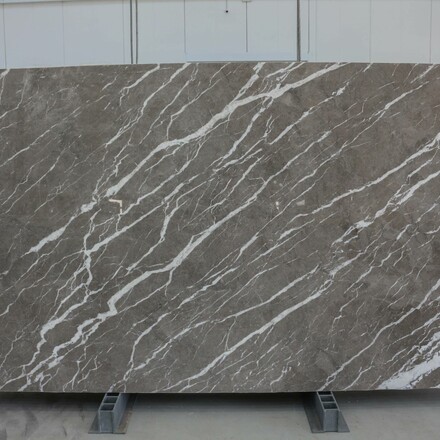 Leštěný mramor DOVE GREY. Velkoformátový kámen původem z Turecka s velmi zajímavou kresbou, které dominuje šedé zbarvení a nepravidelné bílé linky. Zakázkové kamenictví TONE OF STONE 