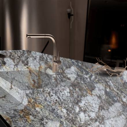 Hnědá žula AMARONE, původ Brazílie. Přírodní kámen vhodný pro obklady, dlažby, parapety, kamenné stoly a další produkty z přírodního kamene. Zakázkové kamenictví TONE OF STONE 