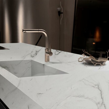 Př&iacute;rodn&iacute; k&aacute;men z Braz&iacute;lie WHITE QUARTZITE m&aacute; velmi univerz&aacute;ln&iacute; použit&iacute;. Tento kvarcit je ceněn d&iacute;ky sv&eacute;mu luxusn&iacute;mu vzhledu a značn&eacute; odolnosti. Zak&aacute;zkov&eacute; kamenictv&iacute; TONE OF STONE