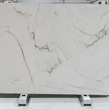 Velkoform&aacute;tov&aacute; deska, př&iacute;rodn&iacute; k&aacute;men WHITE QUARTZITE. Tento kvarcit m&aacute; luxusn&iacute; vzhled, kter&eacute;mu dominuje b&iacute;l&aacute; barva. Je velmi obl&iacute;ben i d&iacute;ky sv&eacute;mu univerz&aacute;ln&iacute;mu použit&iacute;. Zak&aacute;zkov&eacute; kamenictv&iacute; TONE OF STONE  