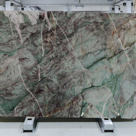 Velkoformátová kamenná deska - kvarcit VESUVIO. Velkoformátová kamenná deska - kvarcit VESUVIO.