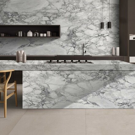 Kvarcit Super White Calacatta - exotický přírodní kámen z Brazílie, obložení stěny, vizualizace kuchyňská pracovní deska, zakázkové kamenictví TONE OF STONE. Kvarcit Super White Calacatta - exotický přírodní kámen z Brazílie, obložení stěny, vizualizace kuchyňská pracovní deska, zakázkové kamenictví TONE OF STONE.