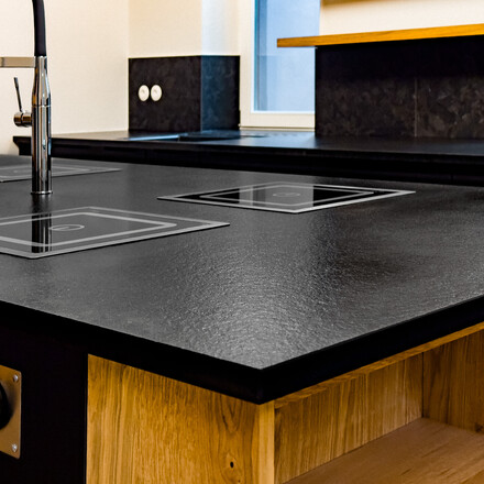 Detail kuchyňské pracovní desky z exotické žuly Nero Assoluto Zimbabwe (trattato), zakázková výroba kamenictví TONE OF STONE Detail kuchyňské pracovní desky z exotické žuly Nero Assoluto Zimbabwe (trattato), zakázková výroba kamenictví TONE OF STONE