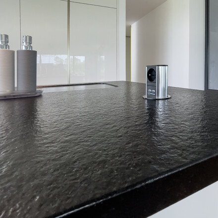 Detail kuchyňské pracovní desky z žuly Nero Assoluto Zimbabwe (trattato) v úpravě antico, zakázková výroba kamenictví TONE OF STONE Detail kuchyňské pracovní desky z žuly Nero Assoluto Zimbabwe (trattato) v úpravě antico, zakázková výroba kamenictví TONE OF STONE