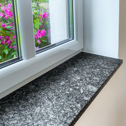 Přírodní žula STEEL GREY - kamenný parapet z přírodní žuly v kartáčovaném povrchu. Zakázková výroba kamenictví TONE OF STONE.