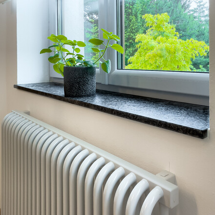 Přírodní žula STEEL GREY - kamenný parapet z přírodní žuly v kartáčovaném povrchu. Zakázková výroba kamenictví TONE OF STONE.