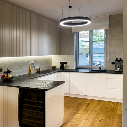 Kuchyňská pracovní deska ze žuly STEEL GREY v kartáčovaném povrchu, vyfrézované odkapové drážky, vsazený dřez, vsazená varná deska. Zakázková výroba TONE OF STONE. 
