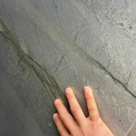 Detail velkoform&aacute;tov&eacute; desky z př&iacute;rodn&iacute;ho kamene - kvarcit MERIDIAN BLUE