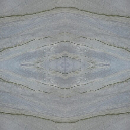 Detail velkoform&aacute;tov&eacute; desky z př&iacute;rodn&iacute;ho kamene - kvarcit MERIDIAN BLUE