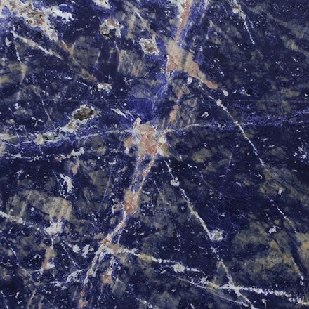 Velkoform&aacute;tov&aacute; deska z př&iacute;rodn&iacute;ho kamene, exkluzivn&iacute; žula ESSENTIAL v proveden&iacute; ESSENTIAL, původ Braz&iacute;lie, zak&aacute;zkov&eacute; kamenictv&iacute; TONE OF STONE. 