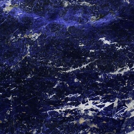 Velkoform&aacute;tov&aacute; deska z př&iacute;rodn&iacute;ho kamene, exkluzivn&iacute; žula SODALITE v proveden&iacute; ROYAL BLUE EXTRA, původ Braz&iacute;lie, zak&aacute;zkov&eacute; kamenictv&iacute; TONE OF STONE. 