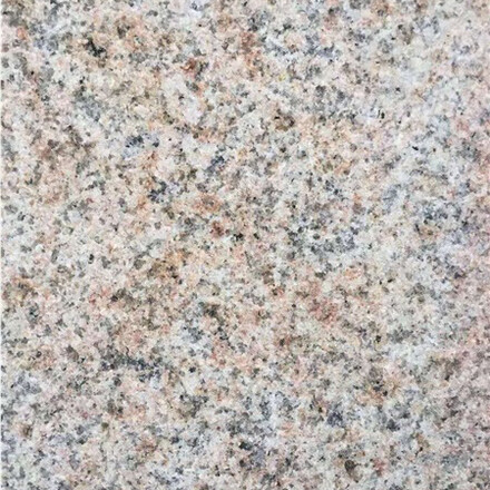 Světl&aacute; žula Padang Yellow - detail zrnit&eacute; struktury a hrub&eacute; p&iacute;skovan&eacute; povrchov&eacute; &uacute;pravy