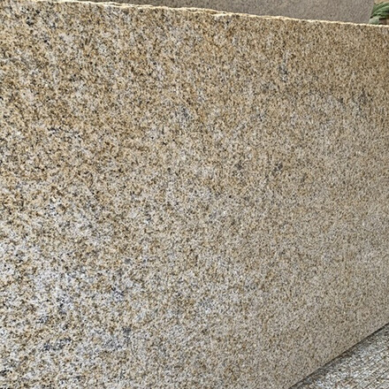 Světl&yacute; př&iacute;rodn&iacute; k&aacute;men - žula Padang Yellow - ide&aacute;ln&iacute; pro obklady, venkovn&iacute; parapety, nebo dlažby