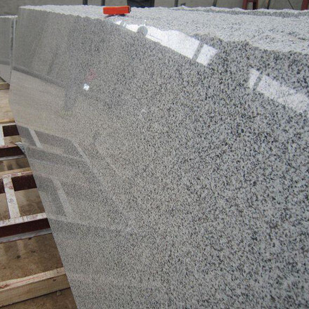 &Scaron;ed&aacute; žulov&aacute; deska Padang Crystal v leskl&eacute; povrchov&eacute; &uacute;pravě