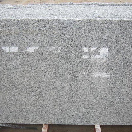 &Scaron;ed&aacute; kamenn&aacute; deska - žula Padang Crystal v le&scaron;těn&eacute; povrchov&eacute; &uacute;pravě