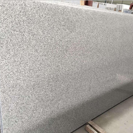 Světle šedá žulová deska Padang Crystal s jemnou zrnitou kresbou Světle šedá žulová deska Padang Crystal s jemnou zrnitou kresbou