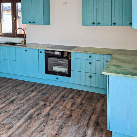 Kuchyňsk&aacute; pracovn&iacute; deska ve tvaru L z kvarcitu Jadore, dřez se spodn&iacute; mont&aacute;ž&iacute; a varna deska usazena do roviny. Zak&aacute;zkov&aacute; v&yacute;roba kamenictv&iacute; TONE OF STONE.  