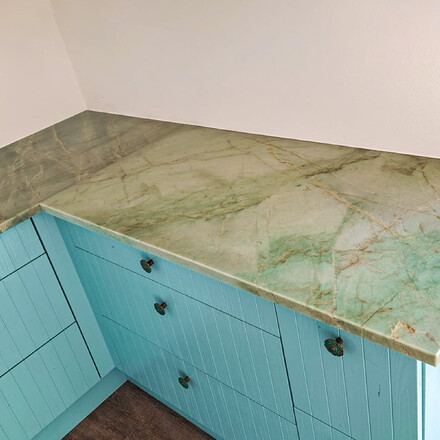 Detail pracovn&iacute; desky v tvaru L z př&iacute;rodn&iacute;ho kamene - kvarcit Jadore. Zak&aacute;zkov&aacute; v&yacute;roba kamenictv&iacute; TONE OF STONE. 