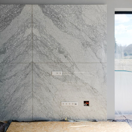 Mramorov&eacute; ž&iacute;ly tvoř&iacute; zaj&iacute;mav&eacute; obrazce.Na obložen&iacute; stěny můžeme vidět holubici, nebo třeba mot&yacute;la. Zak&aacute;zkov&aacute; v&yacute;roba, kamenictv&iacute; TONE OF STONE.