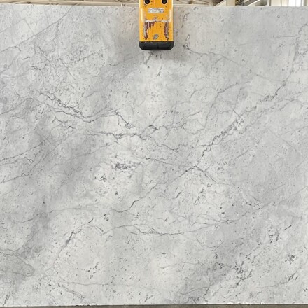 Mramorová deska bílého přírodního kamene Bianco Carrara s jemnou kresbou