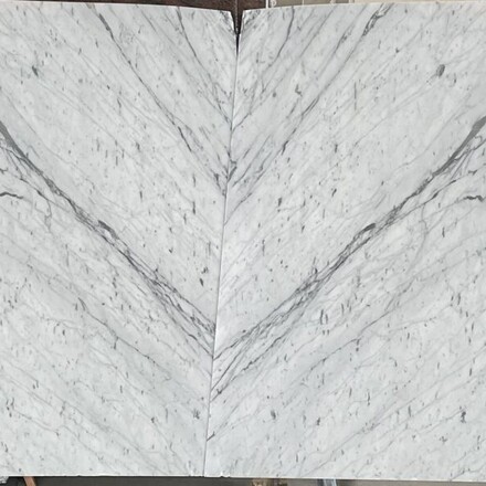 Kamenné desky z mramoru Bianco Carrara v bílé barvě s šedým žilkováním