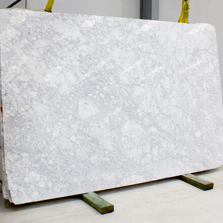 Kamenná deska bílého mramoru Bianco Carrara s jemným šedým žilkováním