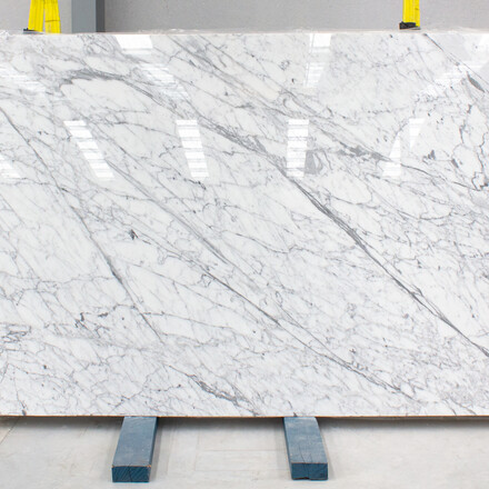 Mramorová deska bílého kamene Bianco Carrara s charakteristickým šedým žilkováním