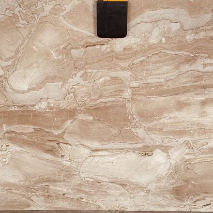 Deska mramoru Daino. Zakázkové kamenictví TONE OF STONE.