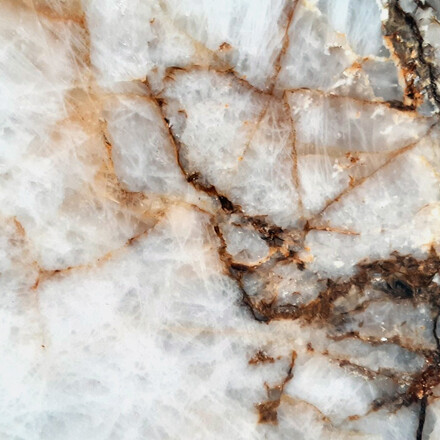 Detail na krystalickou prsvítitelnou část kvarcitu Patagonia. Zakázkové kamenictví TONE OF STONE. Detail na krystalickou prsvítitelnou část kvarcitu Patagonia. Zakázkové kamenictví TONE OF STONE.