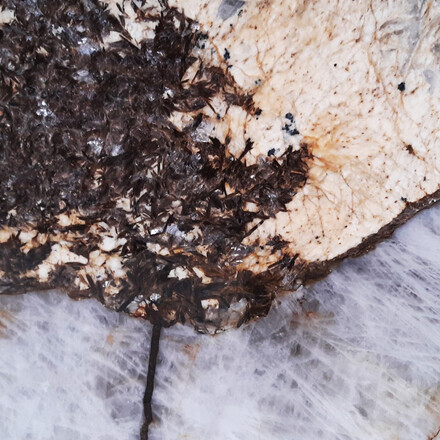 Přírodní kvarcit Patagonia složený z krystalické části a křemičité části. Zakázkové kamenictví TONE OF STONE. Přírodní kvarcit Patagonia složený z krystalické části a křemičité části. Zakázkové kamenictví TONE OF STONE.