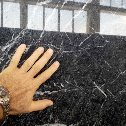 Detail přírodního kamene Grigio Carnico Dark. Zakázkové kamenictví TONE OF STONE.