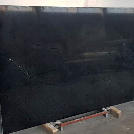 Kamenná deska kvarcitu Negresco v odstínech černé a šedé. Kamenná deska kvarcitu Negresco v odstínech černé a šedé.