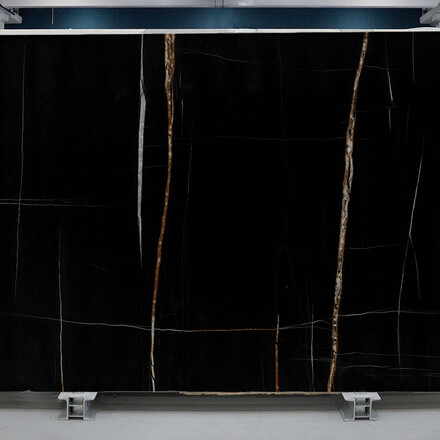 Př&iacute;rodn&iacute; k&aacute;men Sahara Noir. Zak&aacute;zkov&eacute; kamenictv&iacute; TONE OF STONE.