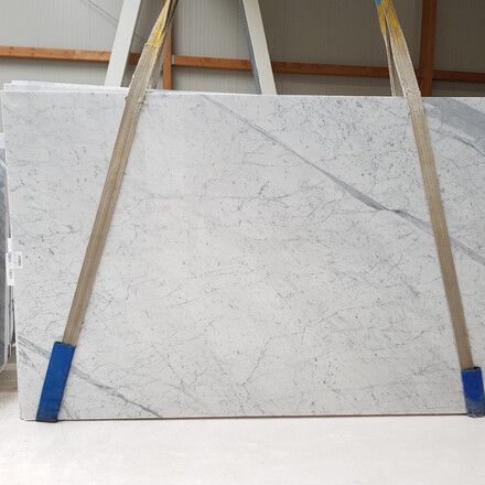 Bílá mramorová deska přírodního kamene Statuarietto. Bílá mramorová deska přírodního kamene Statuarietto.