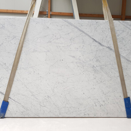 Mramorová deska Statuarietto v bílé barvě s typickým šedým mramorovým žilkováním. Mramorová deska Statuarietto v bílé barvě s typickým šedým mramorovým žilkováním.