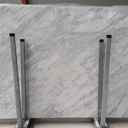 Kamenná deska bílého mramoru Statuarietto. Kamenná deska bílého mramoru Statuarietto.