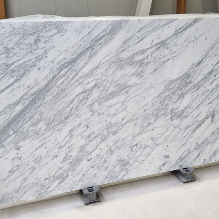 Př&iacute;rodn&iacute; mramor Statuarietto v b&iacute;l&eacute; barvě s kontrastn&iacute;m žilkov&aacute;n&iacute;m.