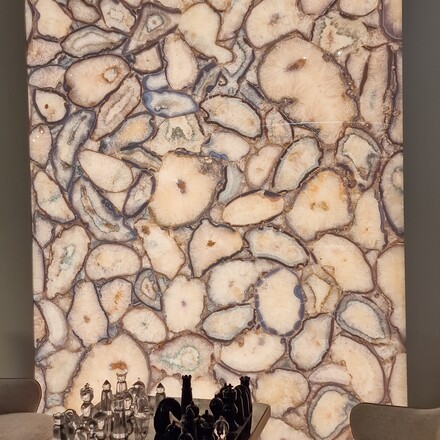 Podsv&iacute;cen&aacute; stěna v interi&eacute;ru. Zak&aacute;zkov&eacute; kamenictv&iacute; TONE OF STONE.