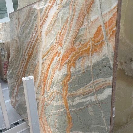 Onyx Van Gogh - velkoformátová deska přírodního kamene, vhodná pro podsvícení. Zakázkové kamenictví TONE OF STONE.