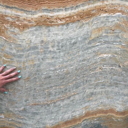 Elegantn&iacute; onyx Onice Blu. Zak&aacute;zkov&eacute; kamenictv&iacute; TONE OF STONE.