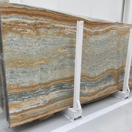 Elegantn&iacute; onyx Onice Blu. Zak&aacute;zkov&eacute; kamenictv&iacute; TONE OF STONE.