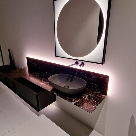 Použit&iacute; mramoru Rosso Levanto (Lepanto) v koupelně jako designov&yacute; prvek doplněn&eacute; o praktick&eacute; světlo. Zak&aacute;zkov&eacute; kamenictv&iacute; TONE OF STONE.